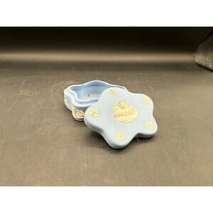 Wedgwood Jasperware ceramic Trinket box Made in England - great shape